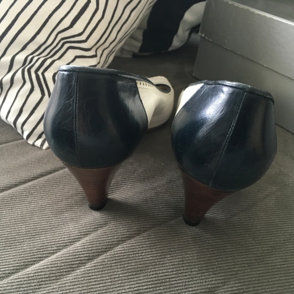 Vintage Genuine Gucci Open Toe Shoes - Picture 7 of 7